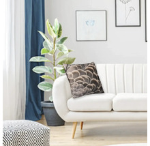 Dekorativ kudde med fjäderdesign på en soffa i ett vardagsrum