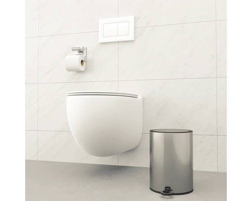 Vägghängd toalett, toalettpappershållare, manöverpanel och soptunna med pedal i ett badrum.