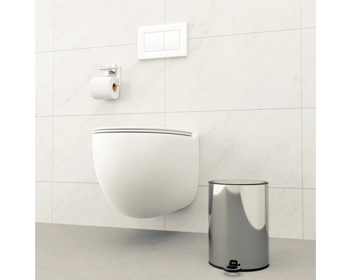 Vägghängd toalett med kontrollpanel, toalettpappershållare och pedalhink i ett badrum.