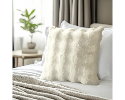 Dekorativ päls kudde på en säng i sovrummet.