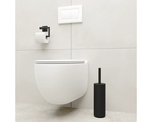 Vägghängd toalett med tryckplatta, toalettpappershållare och toalettborste