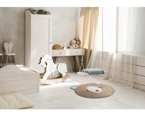 Barnrum med skåp, skrivbord, gunga, gunghäst och matta