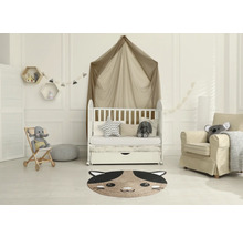 Barnrum med spjälsäng, fåtölj och matta i form av en katt