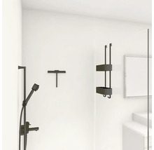 Duscharmatur, duschskrapa och duschhylla på en vit vägg