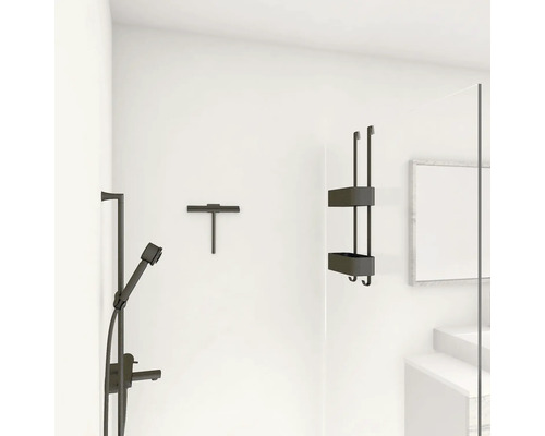 Duscharmatur, duschskrapa och duschhylla på en vit vägg