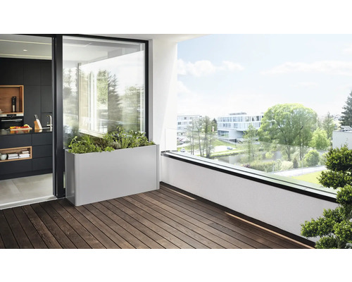 Balkongscen med planteringslåda och trägolv