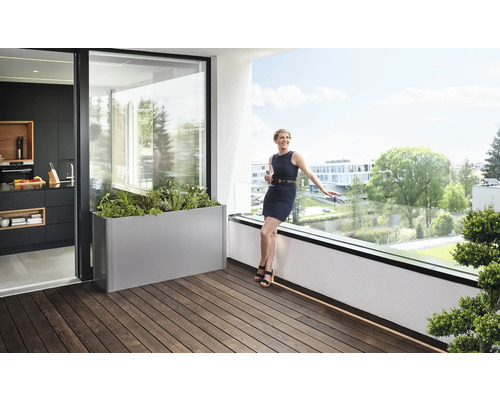 Balkongscen med planteringskärl, kvinna och köksvy