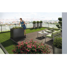 Inredd takterrass med blomlåda, sittgrupp och blomdekorationer
