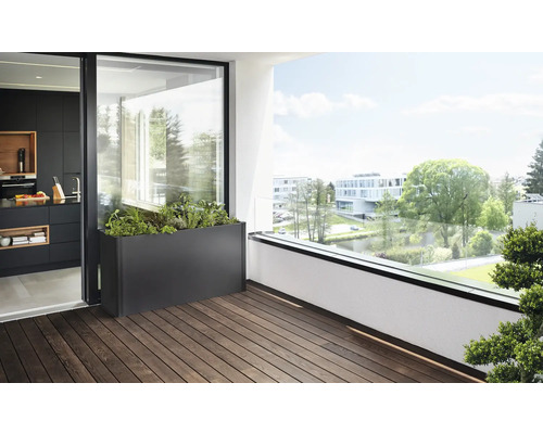 Scen av en terrass med en planterad metallplanteringslåda på ett trägolv