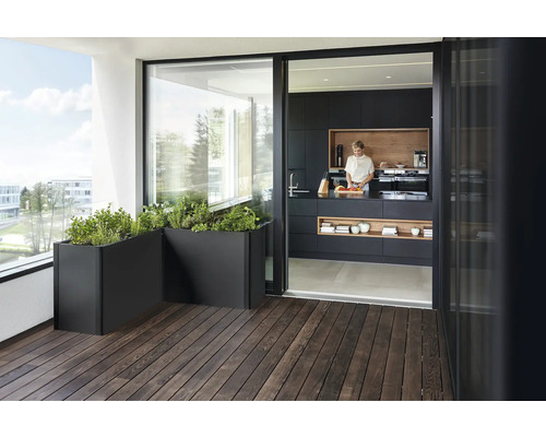 Balkong med planteringslådor, träterrass och öppet kök