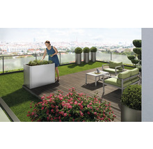 Terrass med blomlådor, sittgrupp och utsikt över staden