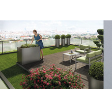 Takterrass med plantering, gräsmatta och sittgrupp