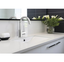 Modernt badrum med tvättställ och armatur