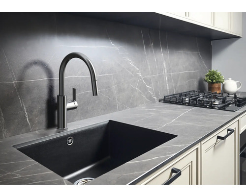 Diskho med blandare i ett modernt designat kök