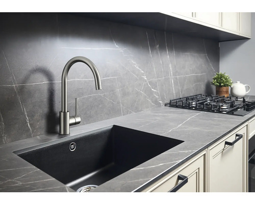 Diskho med kran i ett modernt kök