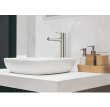 Modern tvättställ i badrum med blandare och tvålpump