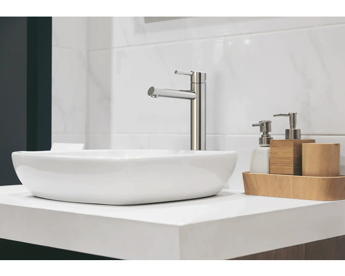 Modern tvättställ i badrum med blandare och tvålpump