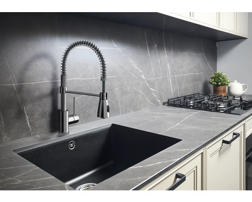 Diskho med blandare och diskho i ett modernt designat kök