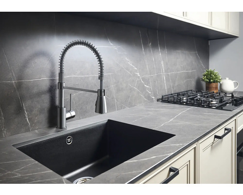 Köksscen med diskho, kran med spiralfjäder, gasspis och bänkskiva i marmorlook