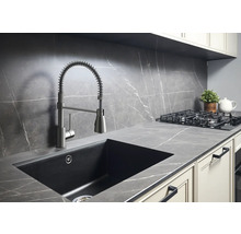 Diskho med blandare och gasspis på en bänkskiva