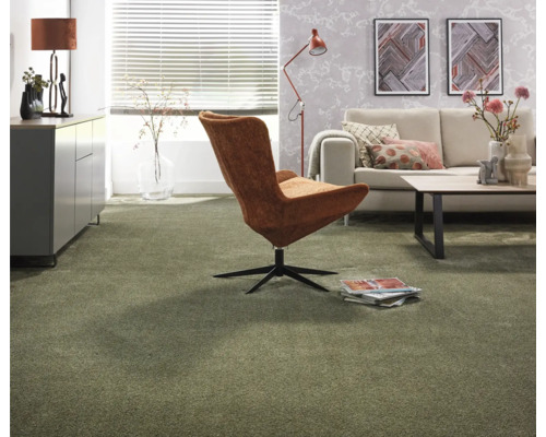 Vardagsrum med heltäckningsmatta, fåtölj, soffa och sidobord