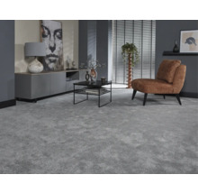 Vardagsrum med grå matta, brun fåtölj, TV-skåp och soffbord