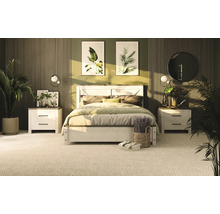 Sovrum med dubbelsäng, sängbord och dekorativa element för en mysig atmosfär