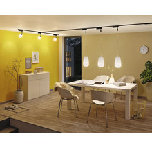 Matsal med matbord, stolar och belysningssystem