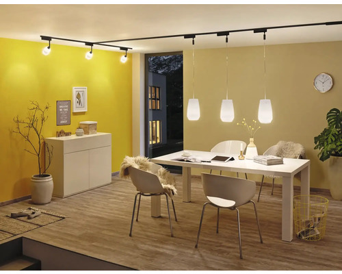 Matsal med matbord, stolar och belysningssystem