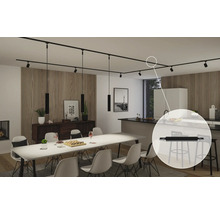 Vardagsrum med matbord och svart skensystem med spotlights och pendellampor