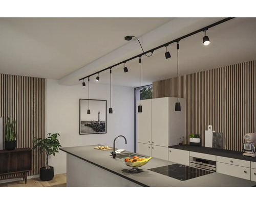 Modernt kök med svart skensystem och spotlights för belysning av arbetsytan