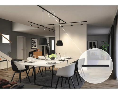 Matsal med matbord, stolar och svart skensystem i taket