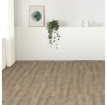 Ljust rum med trägolvplattor och dekoration