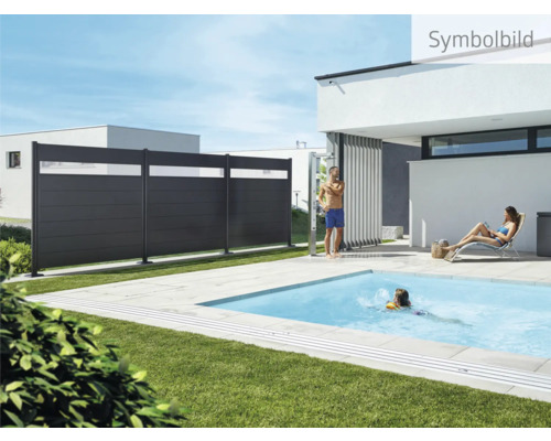 Scen med insynsskydd, pool och avkopplande människor i trädgården