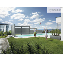 Trädgård med pool och insynsskyddsstaket