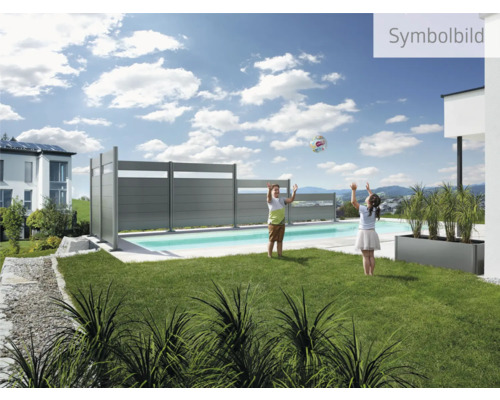 Trädgård med pool och insynsskyddsstaket