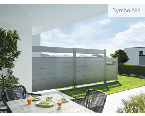 Trädgårdsscen med insynsskydd och sittgrupp på terrassen