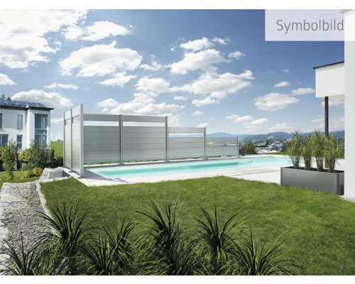 Trädgård med pool och insynsskydd