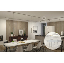 Belyst vardagsrum med skensystem och spotlights