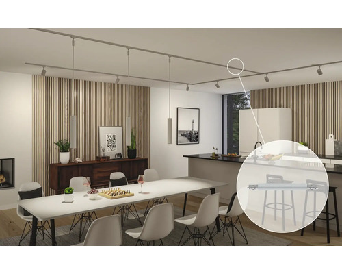 Belyst vardagsrum med skensystem och spotlights