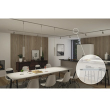 Matsal med matbord och taklampor på strömskenesystem