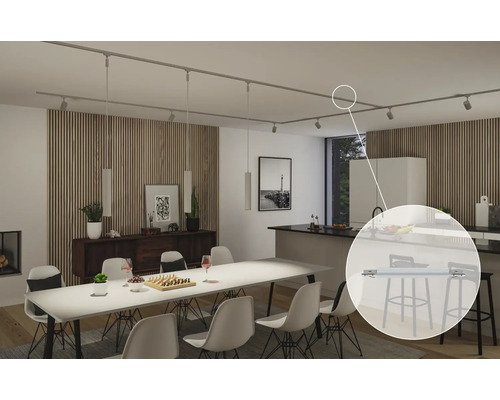 Matsal med matbord och taklampor på strömskenesystem