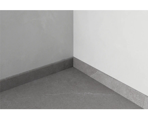 Hörn med golvlister och golvplattor