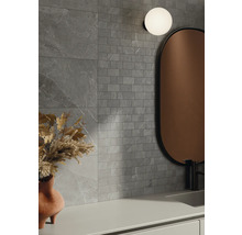 Modern badrumsdesign med grå plattor i stenlook och mosaikplattor