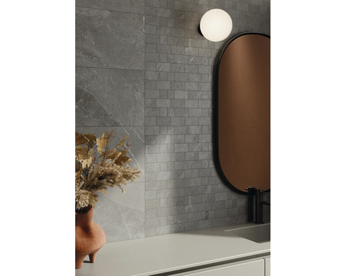 Modern badrumsdesign med grå plattor i stenlook och mosaikplattor