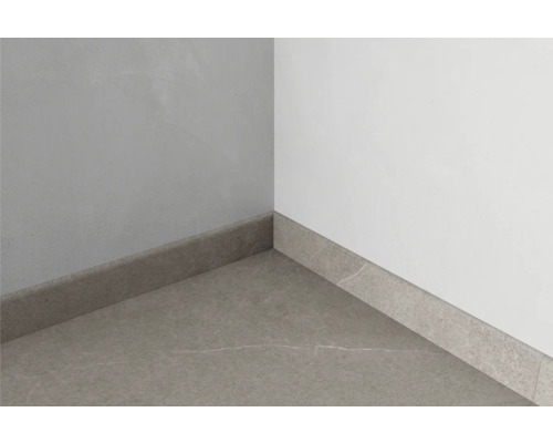 Keramisk golvsockel i ett rumshörn