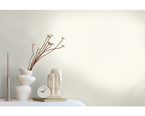 Dekorativt stilleben med vas, prydnadsväxt, ljus, skulptur och klocka