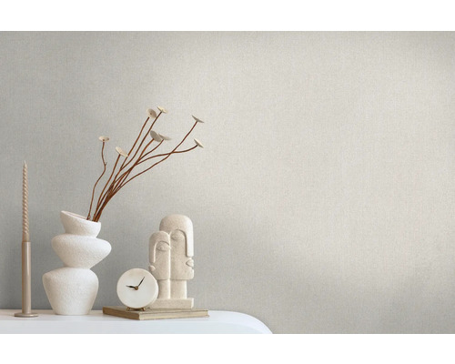 Ljus non-woven tapet i vardagsrum med dekoration