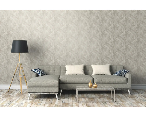 Vardagsrum med grå soffa, golvlampa och mönstrad tapet
