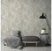 Vardagsrum med geometrisk tapet, bänk, golvlampa och sidobord